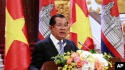 柬埔寨首相洪森在记者会上（美联社）