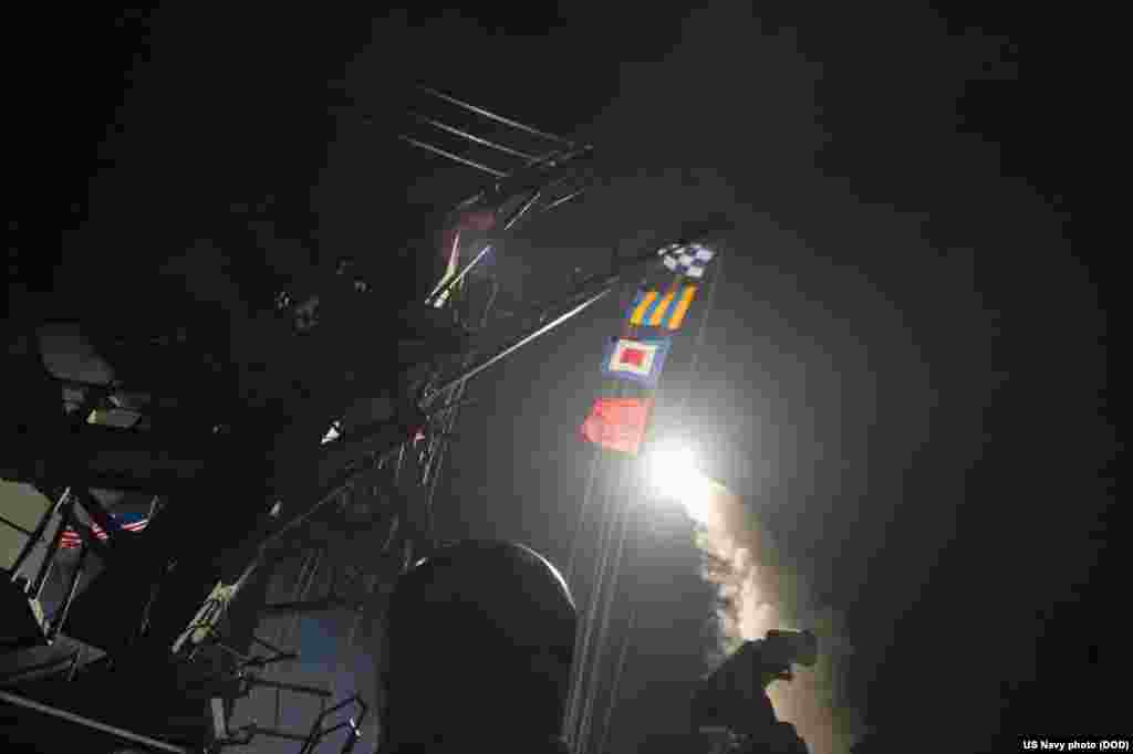 2017年4月7日罗斯号导弹驱逐舰发射战斧巡航导弹 （1）（美国海军图片）