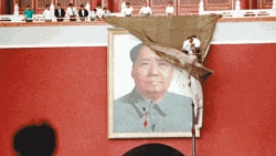 余志堅等人1989年向毛像潑墨（蘋果日報圖片）