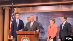 參議院少數黨領袖舒默（Sen. Chuck Schumer, D-NY）2019年4月4日召開記者會，推出《芬太尼制裁法》。（美國之音記者李逸華攝） 