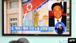 在韓國首都首爾地鐵站月台上的電視播放韓裔美國遊客裴埈皓(Kenneth Bae)被朝鮮判處15年強迫勞動的消息消息。