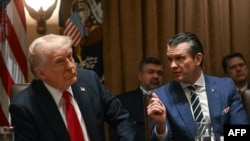 Президент Дональд Трамп проводит заседание Кабинета министров в Белом доме. Рядом с ним – глава Пентагона Пит Хегсет. 26 февраля 2025 г. 