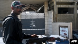 2024年11月5日，巴基斯坦警察在卡拉奇一家據稱有兩名中國公民遭槍擊的工廠外站崗。