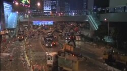 香港警員逮捕拒絕撤離的抗議者