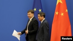 歐盟委員會副主席瓦爾迪斯·東布羅夫斯基斯（Valdis Dombrovskis，左）9月底訪問中國。 （路透社）