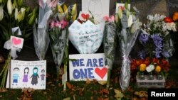 新西蘭發生槍擊案的林伍德清真寺悼念遇難者的鮮花（2019年3月16日）