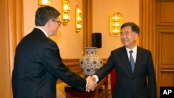 美國財政部長傑克•盧在北京中南海和中國副總理汪洋握手（2015年3月30日）