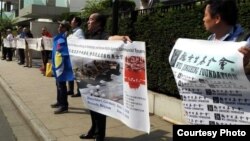 6月3日示威者在中國駐德國杜塞爾多夫總領事館前舉行紀念六四, 魏京生無法出席。