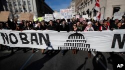 在白宫门口抗议川普总统旅行限令的民众（２０１７年２月４日）