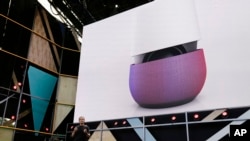 谷歌副总裁马里奥·奎罗兹（Mario Queiroz）2016年5月18日在美国加州Mountain View举行的谷歌I/O大会介绍谷歌家庭设备中的智能音箱产品。