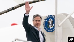 美國國務卿布林肯準備登上飛機前往羅馬 （2021年6月27日）