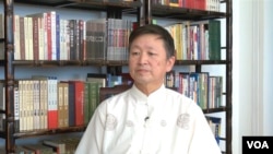 知名中國近現代史學者章立凡 分析庭審遺漏重大犯罪事實 （美國之音東方拍攝）