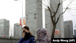 北京人看到了「APEC藍」之後，霧霾在APEC峰會結束之際又無聲地潛回京城。