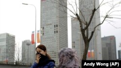 北京人看到了“APEC藍”之後，霧霾在APEC峰會結束之際又無聲地潛回京城。（2014年11月11日）