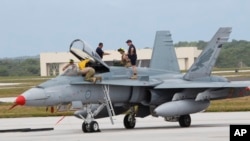 停落在關島美軍安德森空軍基地的一架澳大利噴氣式戰機正在為參加一次訓練做準本工作。