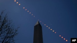 2024年4月8日，美國首都的華盛頓紀念塔與日全蝕過程組合圖。 （美國NASA照片）