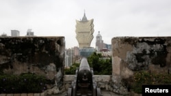 從澳門大砲台歷史遺跡遠眺澳門新葡京酒店。 （2018年10月18日）