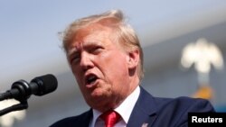 ແຟ້ມຮູບ-ອະດີດປະທານາທິບໍດີສະຫະລັດ ແລະຜູ້ສະໝັກເລືອກຕັ້ງຈາກພັກຣີພັບບຣິກັນ ທ່ານດໍໂນລ ທຣໍາ ກ່າວຄໍາປາໄສໃນລະຫວ່າງການໂຄສະນາຫາສຽງເລືອກຕັ້ງປະທານາທິບໍດີປີ 2024 ຢູ່ທີ່ Sportsman Boats ໃນເມືອງ ຊໍາເມີວີລ, ລັດຄາໂຣໄລນາໃຕ້, ວັນທີ 25 ກັນຍາ 2023.