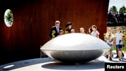 荷兰国王威廉-亚历山大和王后马克西玛参加马航MH17遇难者纪念碑揭幕仪式。（2017年7月17日）