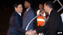 ລັດ​ຖະ​ມົນ​ຕີ​ການ​ຕ່າງ​ປະ​ເທດ​ສະ​ຫະ​ລັດ ທ່ານ Marco Rubio ທັກ​ທາຍ​ບັນ​ດາ​ລູກ​ເຮືອ​ໃນ​ຂະ​ນະ​ທີ່​ທ່ານ​ຂຶ້ນ​ເຮືອ​ບິນ​ທະ​ຫານ​ກ່ອນ​ອອກ​ຈາກ​ຖານ​ທັບ​​ອາ​ກາດ Homestead ໃນ​ເມືອງ Homestead, ລັດ Florida, ວັນ​ທີ 9 ມີ​ນາ 2025, ໃນ​ຂະ​ນະ​ທີ່​ທ່ານ​ເດີນ​ທາງ​ໄປ​ປະ​ເທດ Saudi Arabia ແລະ ກາ​ນາ​ດາ.