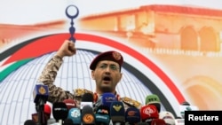 資料照片：也門胡塞武裝軍事發言人葉海亞·薩雷拉(Yahya Sarea)在薩那宣讀該組織最新的襲擊商船行動之後呼喊口號。 (2024年5月24日)