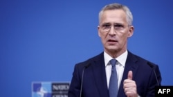 2024年4月3日，北約秘書長斯托爾滕貝格在布魯塞爾北約總部舉行的北約外長會議期間舉行新聞發佈會。（法新社照片）