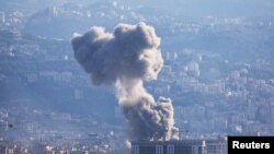貝魯特南郊受到以色列攻擊後冒起的濃煙。 (2024年11月21日)