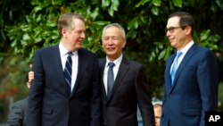 美國貿易代表萊特希澤(左)、財政部長姆努欽(右)預定在10月10日至11日同中國副總理劉鶴(中)在華盛頓舉行為期兩天的新一輪高級別磋商。