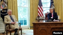 2020年7月20日，參議院多數黨領袖麥康奈爾在白宮橢圓形辦公室與特朗普總統在一起。