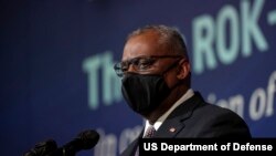 美國防部長在首爾舉行的南韓國防老兵協會發表講話。 （2021年12月1日）