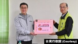 台灣行政院長卓榮泰（左）在春節前夕到高雄一家電廠慰問視察。 （2025年1月27日）