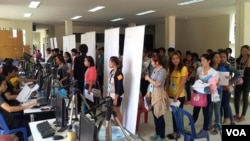 ທາງການໄທ ຂຶ້ນທະບຽນບັນດາແຮງງານຊາວຕ່າງດ້າວຈາກ ລາວ ກຳປູເຈຍ ແລະມຽນມາ