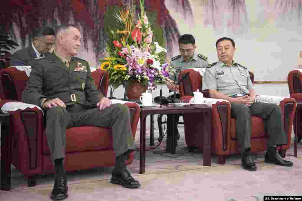 中国军委副主席范长龙在北京八一大楼会见美军参谋长联席会议主席邓福德（2017年8月17日，美国国防部图片）