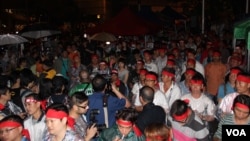 香港民眾在長江大廈前抗議(美國之音海彥拍攝)