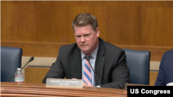 美中经济与安全审查委员会副主席薛瑞福(Randall G. Schriver)在报告发布会上。(2025年11月18日)