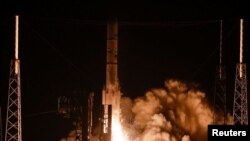 ຈະຫຼວດ Vulcan ລຸ້ນຍຸກຕໍ່ໄປ ຂອງບໍລິສັດຮ່ວມລົງທຶນໂດຍ ໂບອິງ ແລະ ລອກຄີດ ທີ່ຊື່ວາ United Launch Alliance ກຳລັງທະຍານຂຶ້ນ ອັນເປັນການເປີດໂຕການບິນຄັ້ງທຳອິດ ຈາກຖານທັບ Cape Canaveral ໃນລັດຟລໍຣິດາ, ວັນທີ 8 ກຸມພາ 2024.