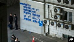 2023年4月18日晚调查人员在北京长峰医院调查失火原因。