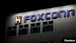 台北一棟大樓上的富士康的標誌。