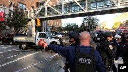 紐約警察局提供的照片顯示，警察對關於2017年10月31日紐約市曼哈頓下城的槍擊案的報告做出反應