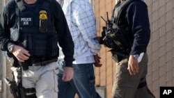 美国联邦探员逮捕非法移民(资料照)