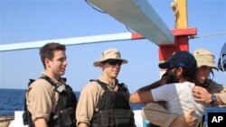 美國海軍解救了被扣為人質的伊朗人。