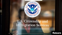 2012年8月15日，一女子離開紐約的美國公民及移民服務局辦公室