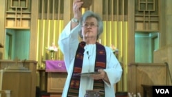 美国马里兰州的罗马天主教神职人员格洛丽雅. 卡尔佩纳托(VOA视频截图)