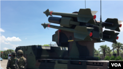  台湾军队2017年7月13日向民众展示武器和决心保卫自己家园。（美国之音黎堡摄） 
