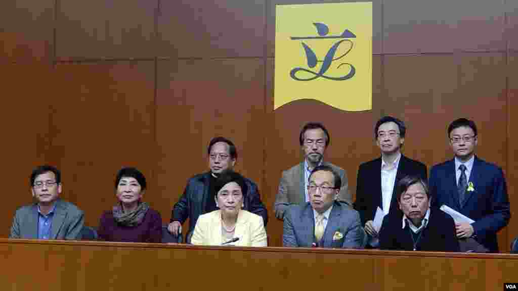 多位有參與雨傘運動的泛民主派立法會議員召開記者會表示，會在金鐘佔領區通宵留守，等待警方清場時拘捕他們 (美國之音 湯惠芸攝)