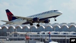 一家美国达美航空公司的飞机准备起飞(资料照片)