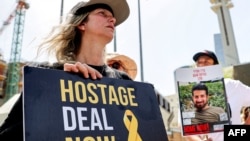 被加沙恐怖组织哈马斯扣为人质的家属们在特拉维夫集会要求以色列政府采取行动争取人质获释。(资料照）