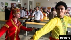 中國組織外國記者參觀新疆喀什再教育訓練中心的一個課堂時觀看居民跳新疆舞。（2019年1月4日）