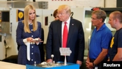 美國總統川普和白宮高級顧問伊萬卡前往愛奧華東北社區學院參觀先進生產實驗室。（2018年7月26日）