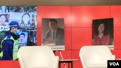 對華援助協會12月7日在美國首都華盛頓主辦人權特別研討會暨林昭自由獎頒獎儀式會場。背景上是高智晟和張展的頭像。 （美國之音，2021年12月7日）